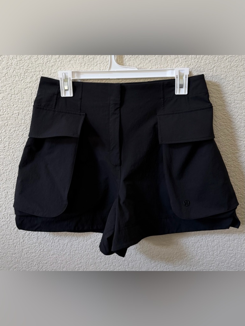 Lululemon Women’s (10) Relaxed-Fit Super-High-Rise Cargo Short 4" Black